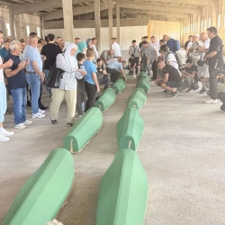 Tužna povorka s tabutima deset žrtava genocida stigla u Potočare